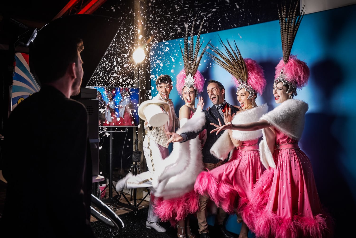 Participants et artistes filmés par Le Slomo avec des confettis